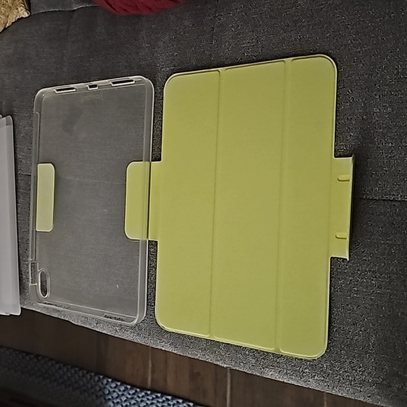 Ipad/Tablet Cover/Protector - Picture 2 of 5